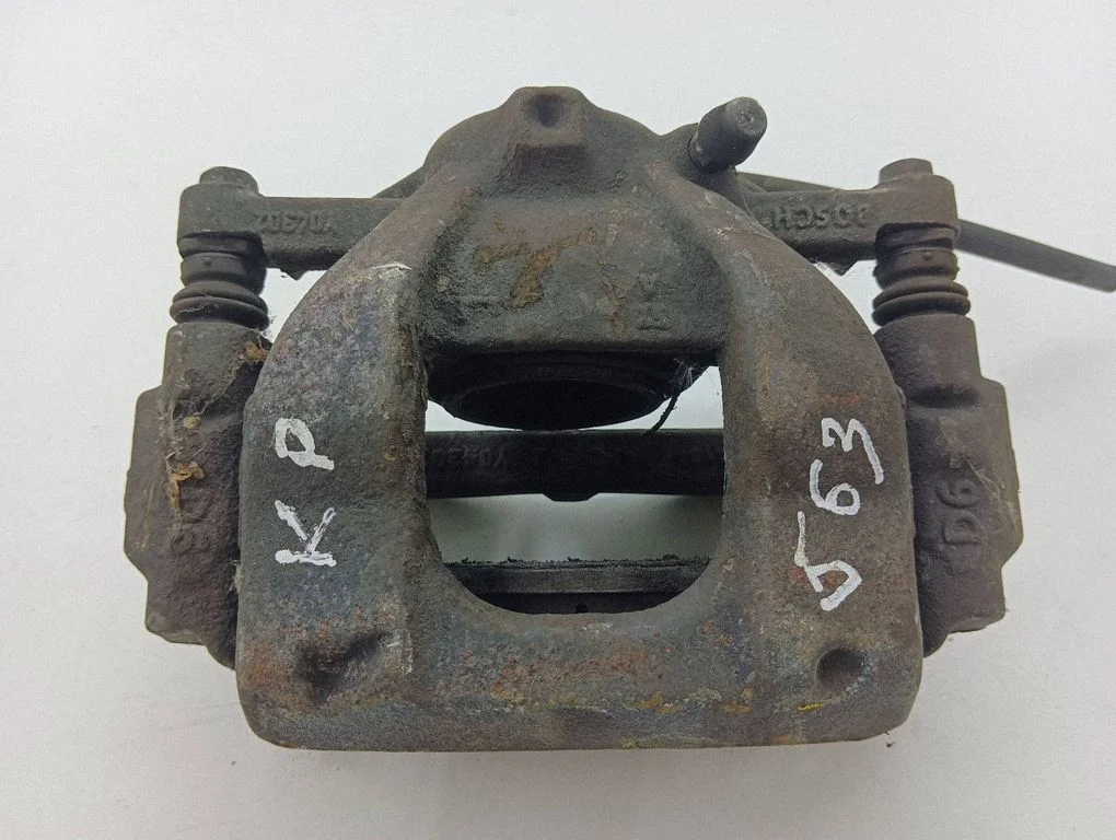 Front brake caliper Y04302