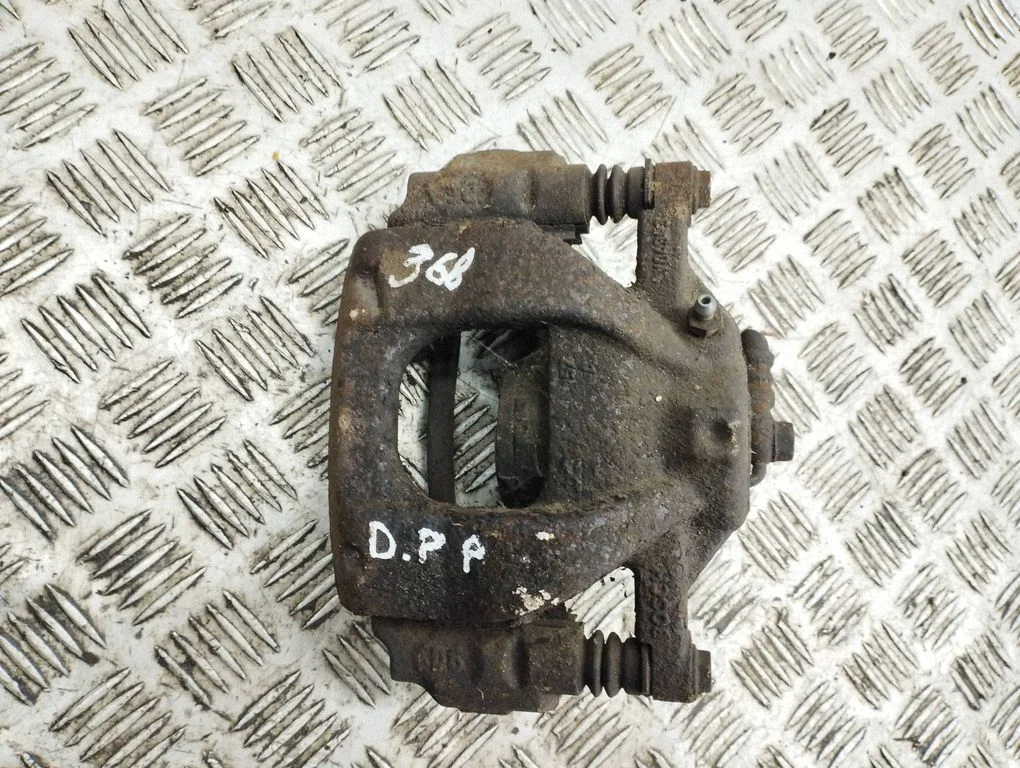 Front brake caliper – right