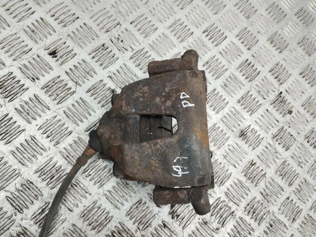 Front brake caliper – front right