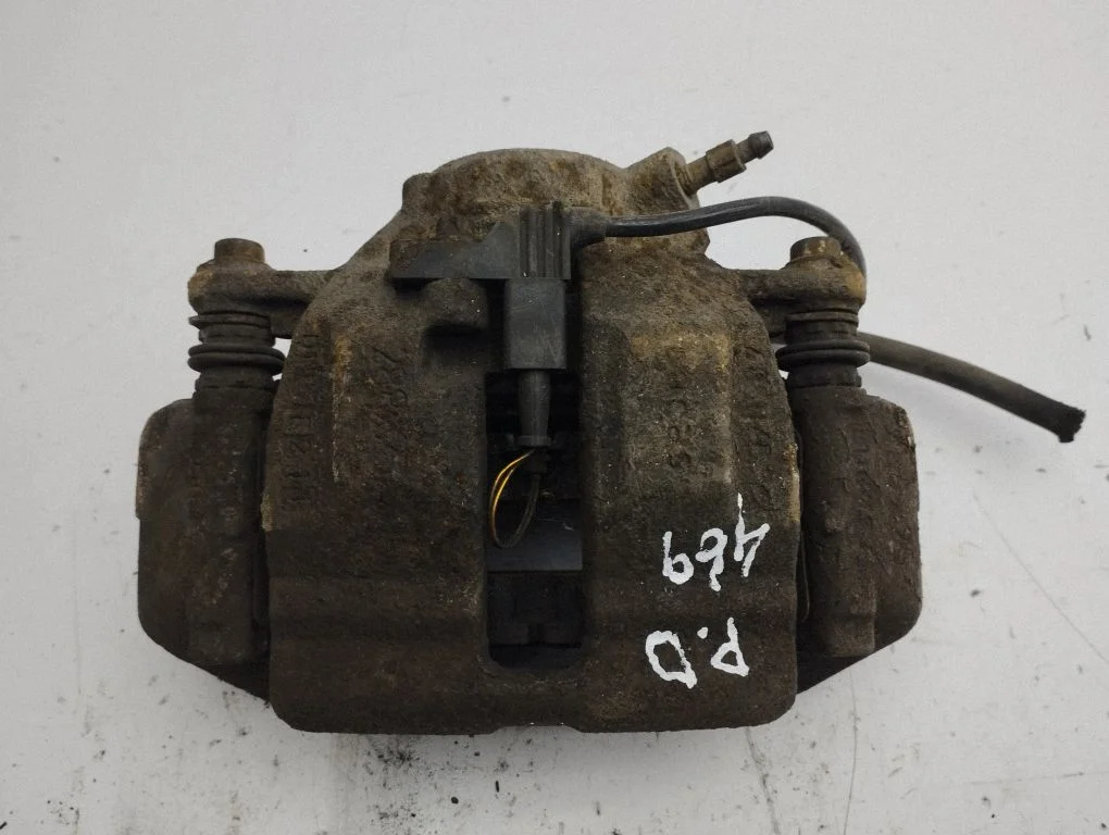 Front brake caliper – right