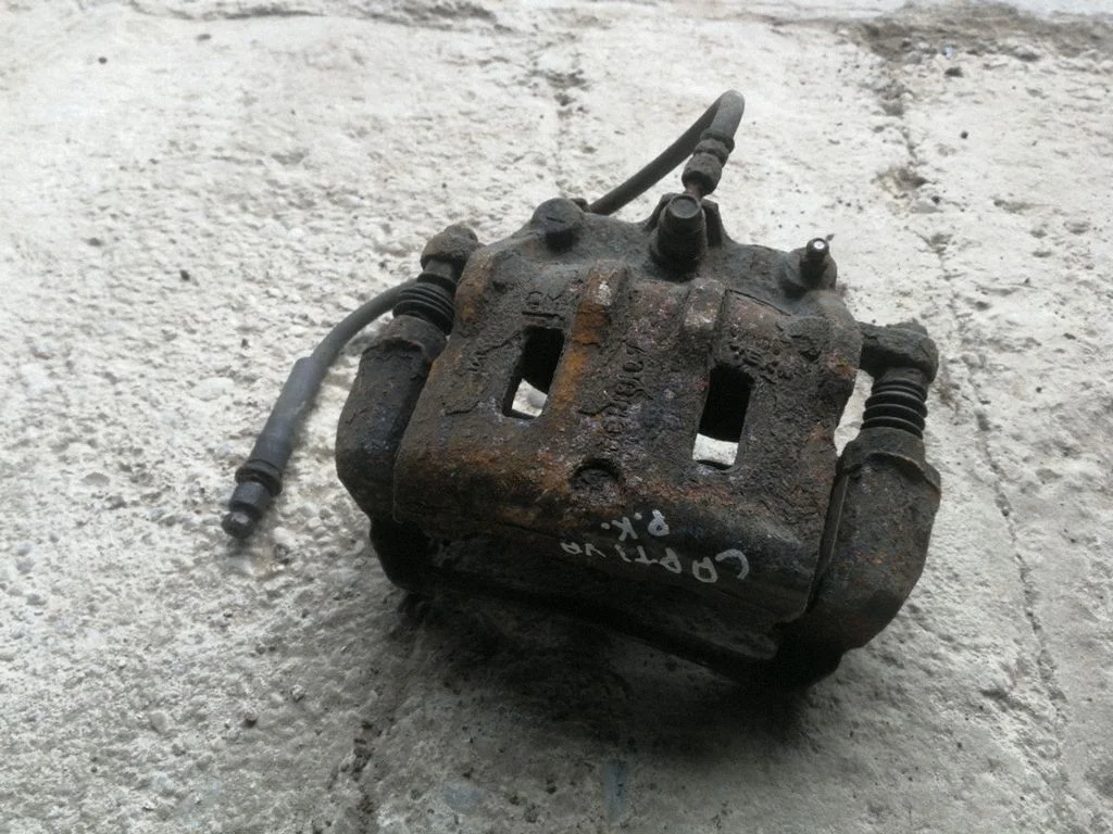 Front brake caliper – left