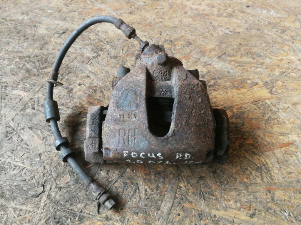 Front brake caliper – right