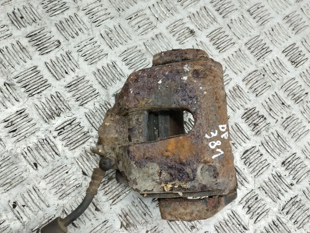 Front brake caliper – front right
