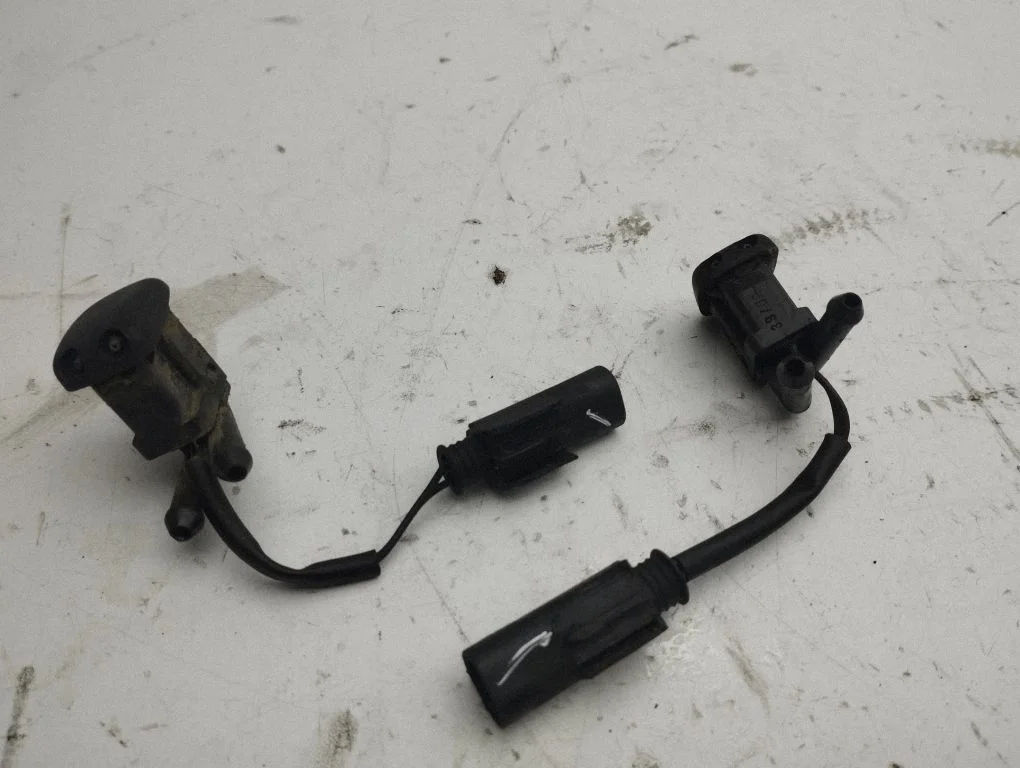 Windshield washer spray nozzle 8361042