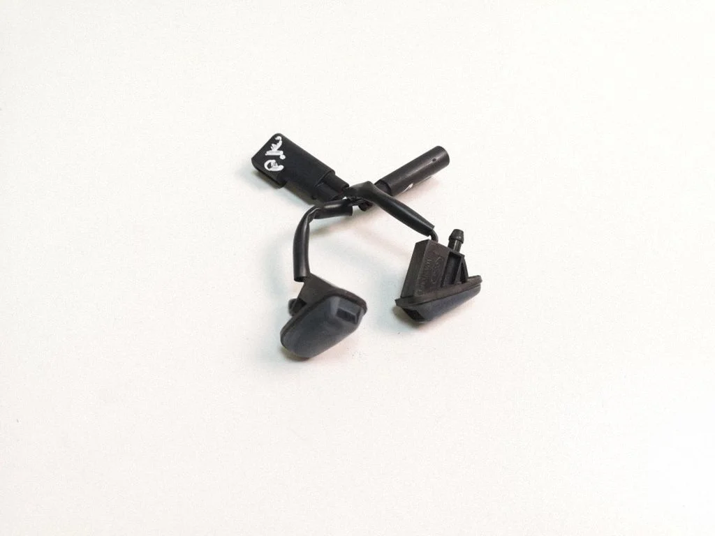 Windshield washer spray nozzle
