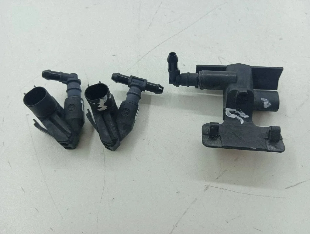 Windshield washer spray nozzle A1648600347