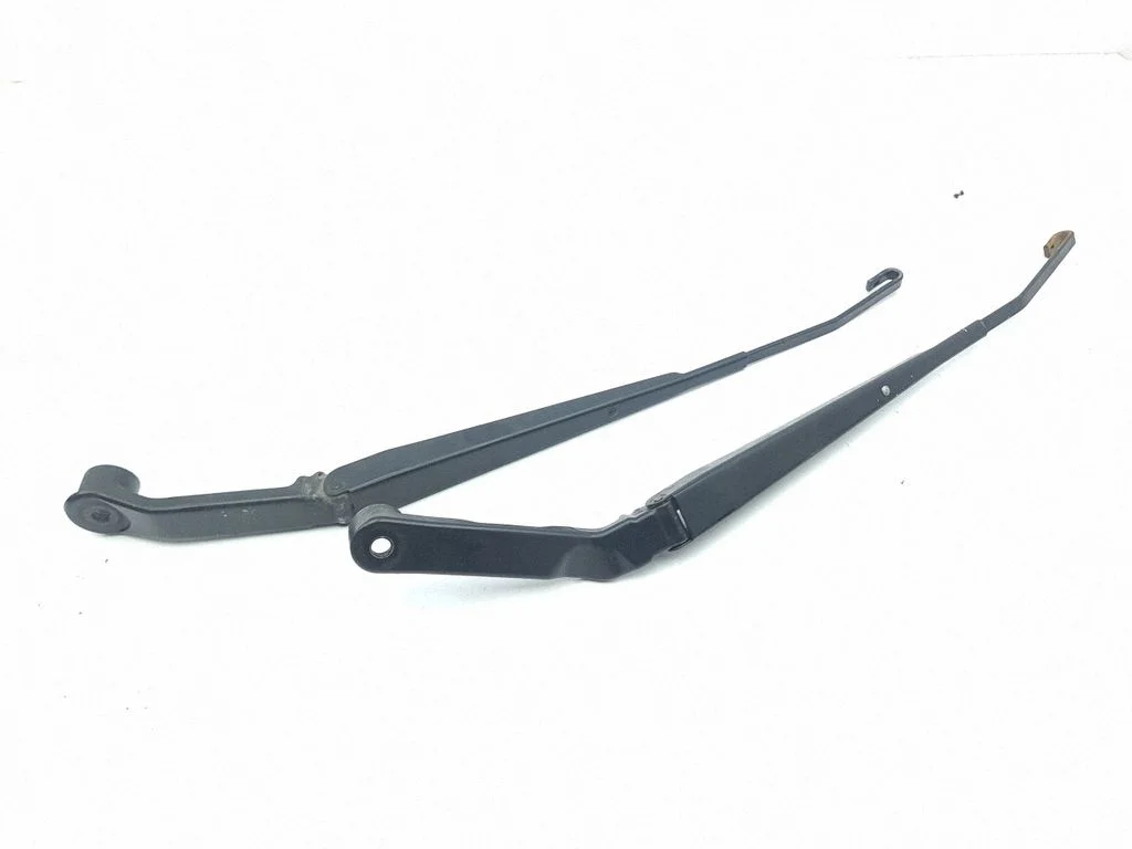 Windshield/front glass wiper blade – Mitsubishi Pajero Sport I (1996-2008)