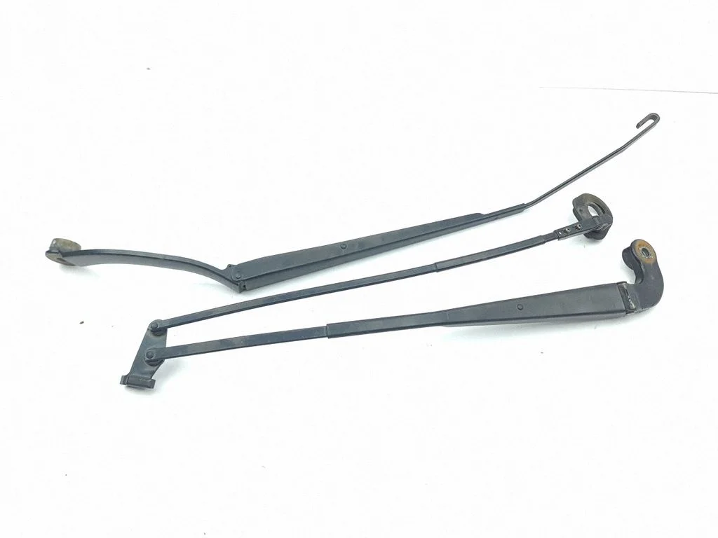 Windshield/front glass wiper blade