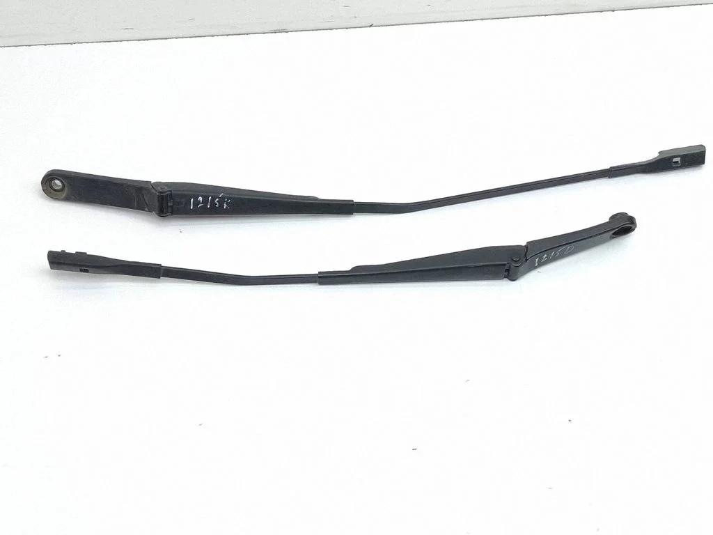Windshield/front glass wiper blade 8W2955407