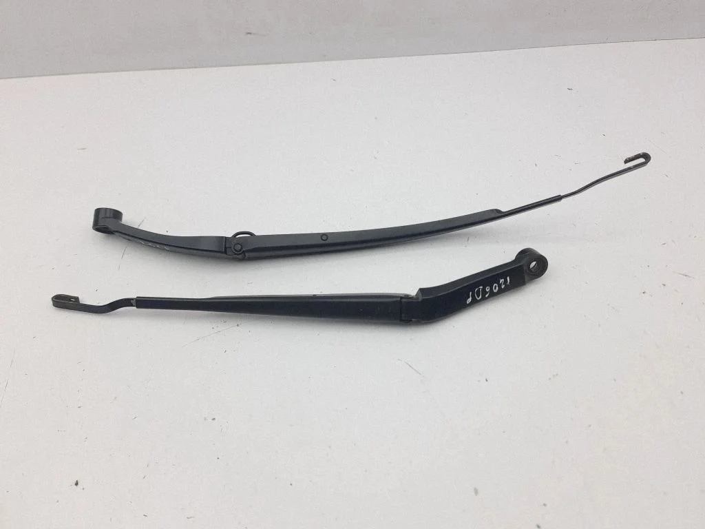 Windshield/front glass wiper blade