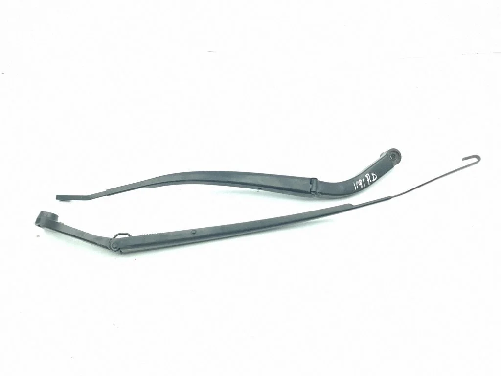 Windshield/front glass wiper blade