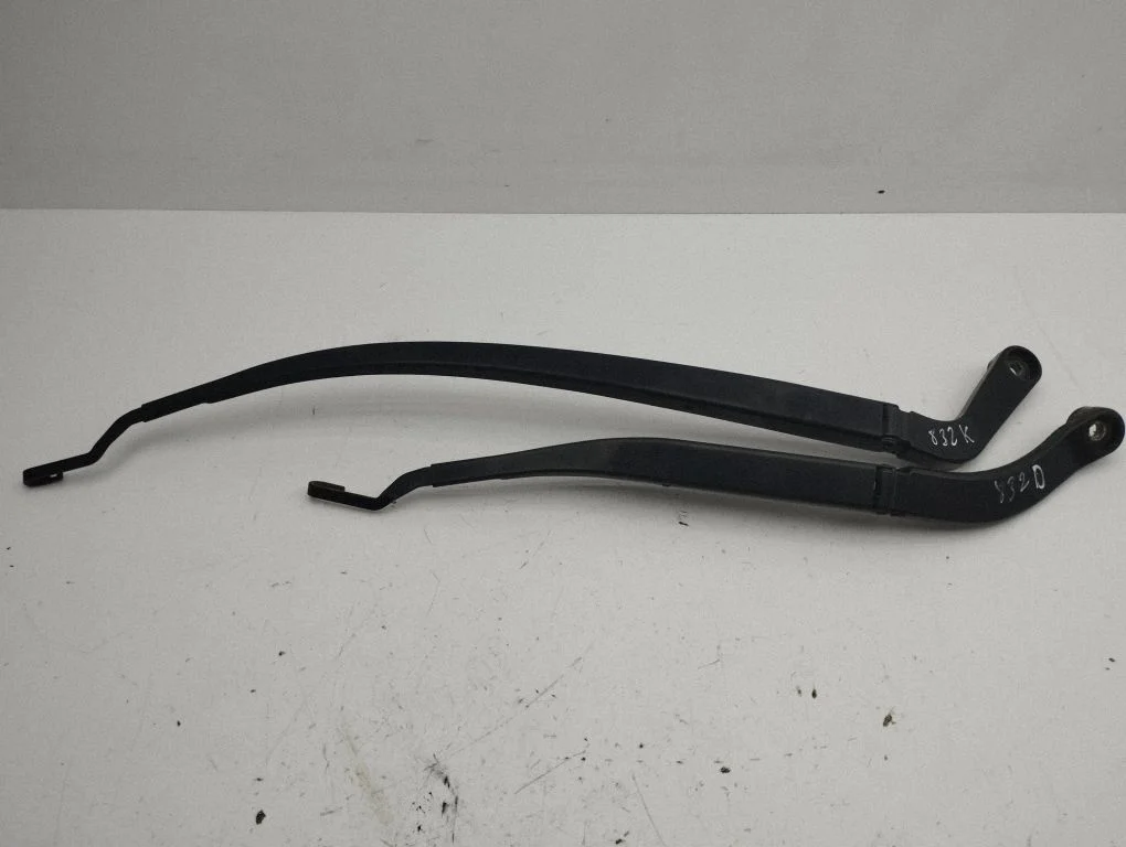Windshield/front glass wiper blade