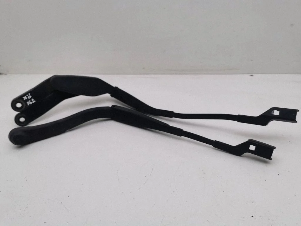 Windshield/front glass wiper blade