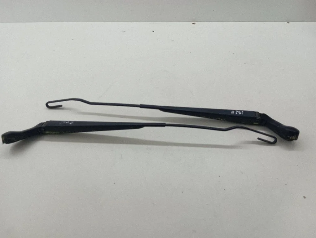 Windshield/front glass wiper blade