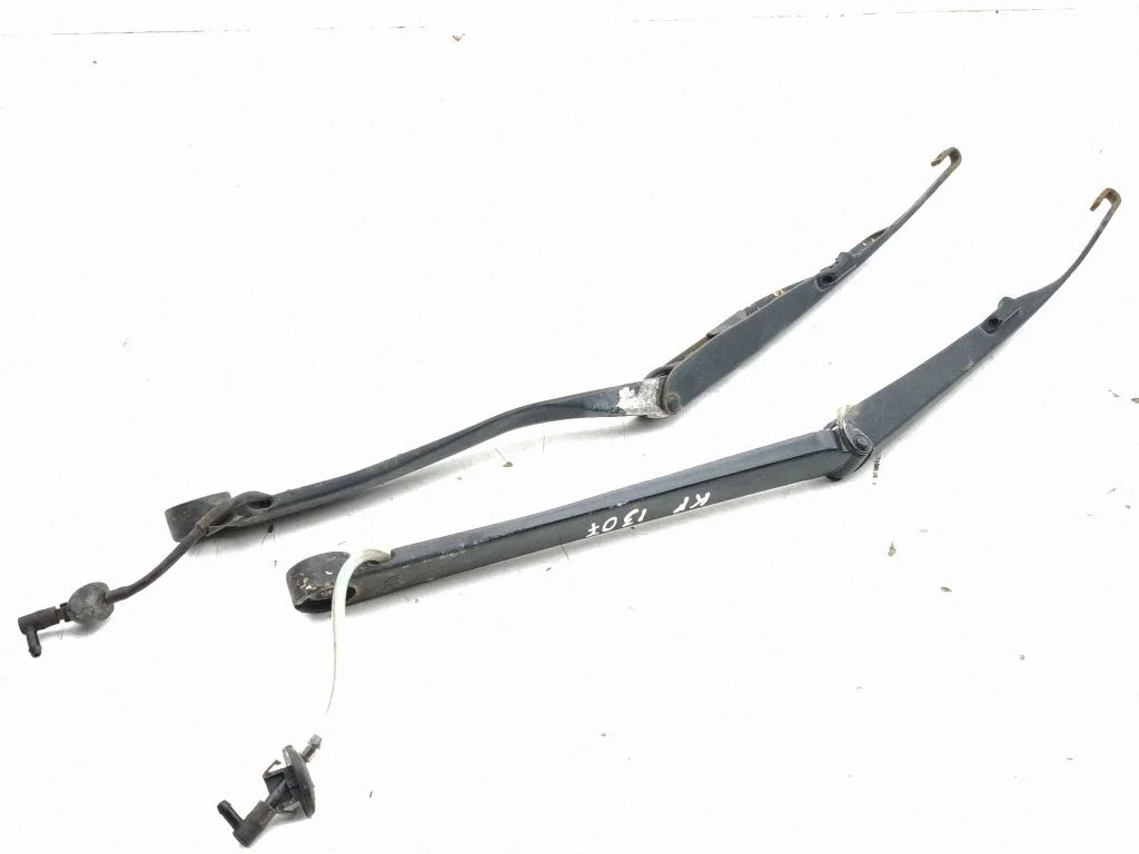 Front wiper blade arm B76RD1