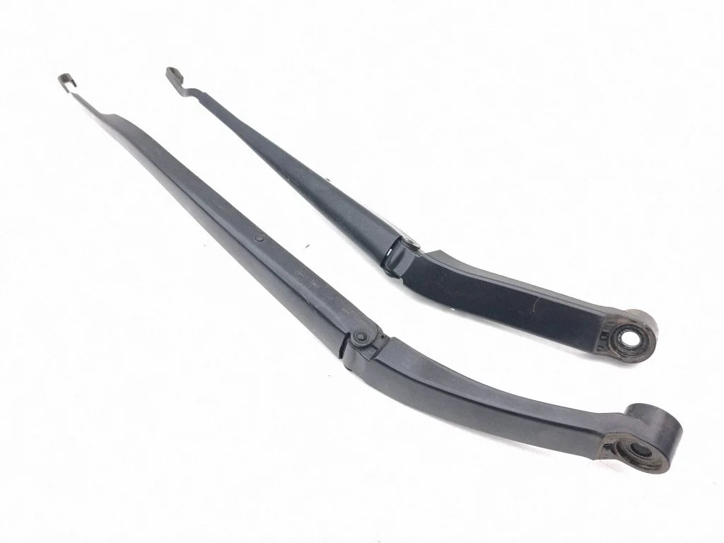 Front wiper blade arm