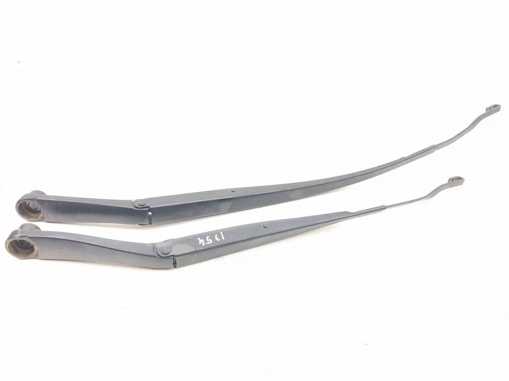 Front wiper blade arm