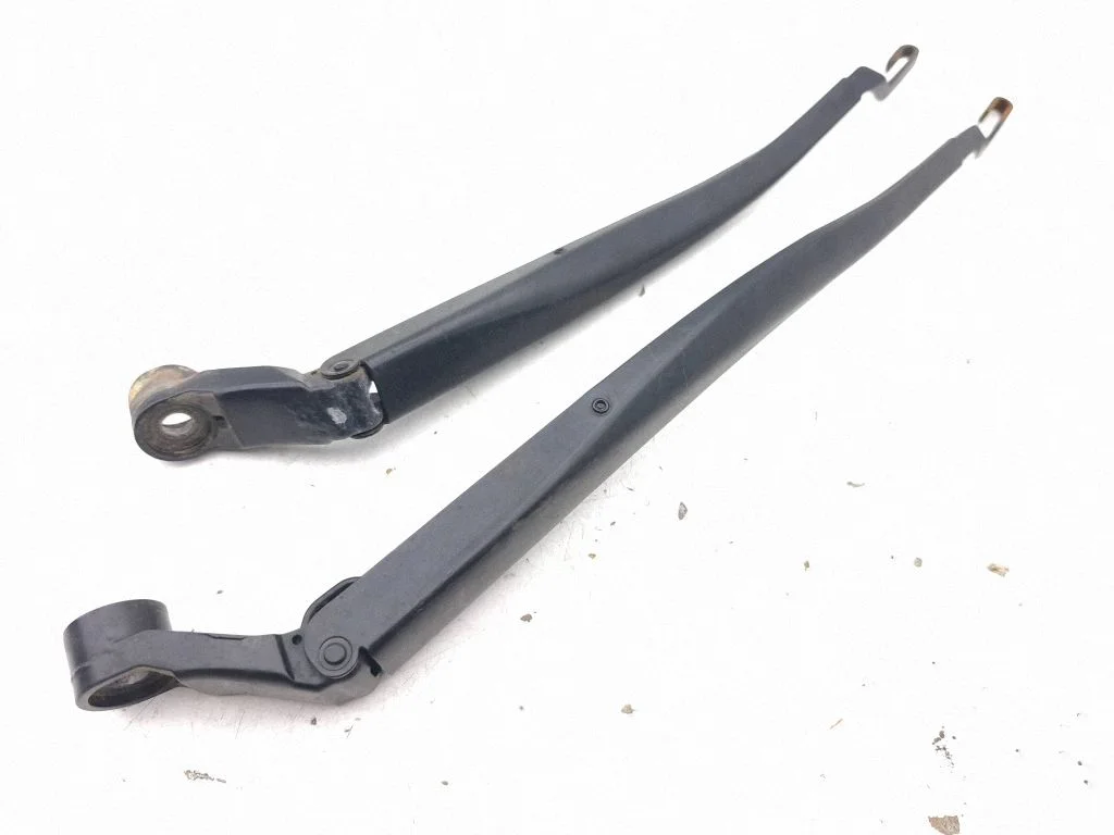 Front wiper blade arm