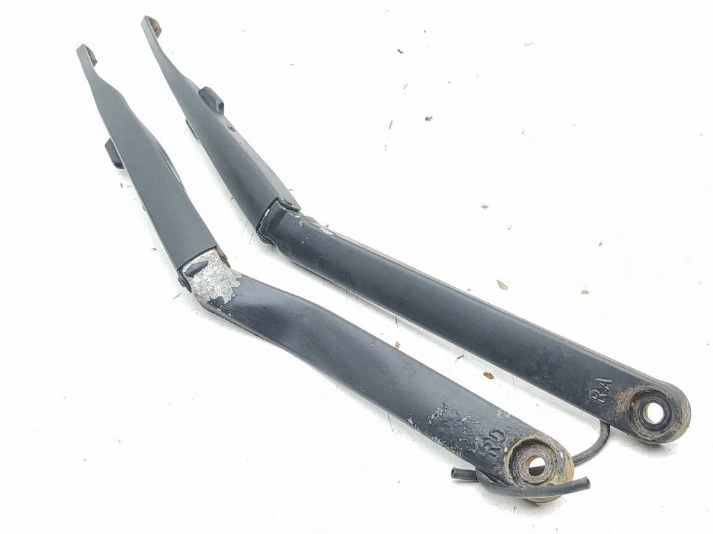 Front wiper blade arm B76RA1