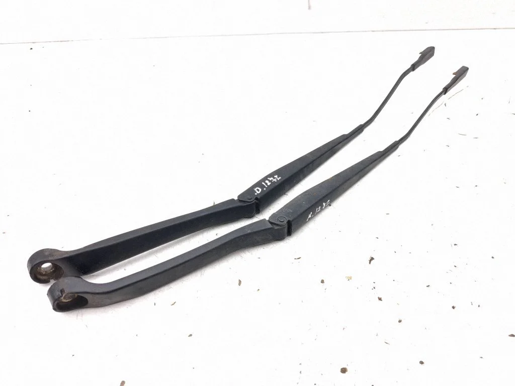 Front wiper blade arm EM2B17526BB