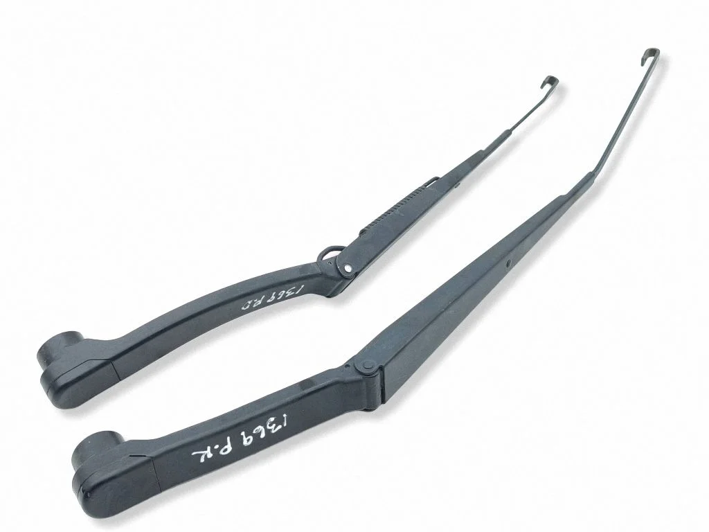 Front wiper blade arm