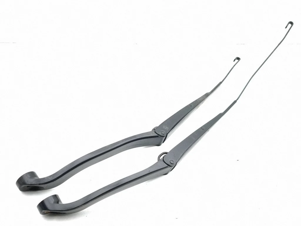 Front wiper blade arm