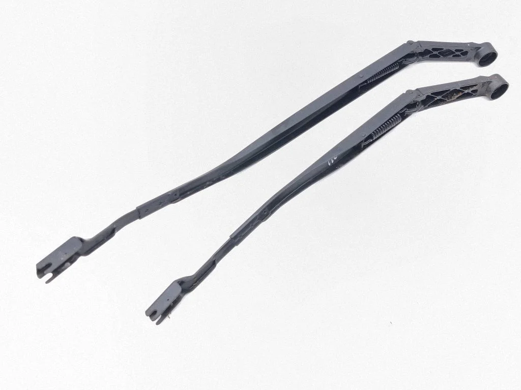 Front wiper blade arm