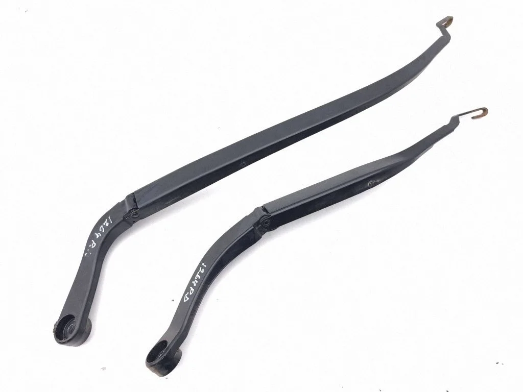Front wiper blade arm