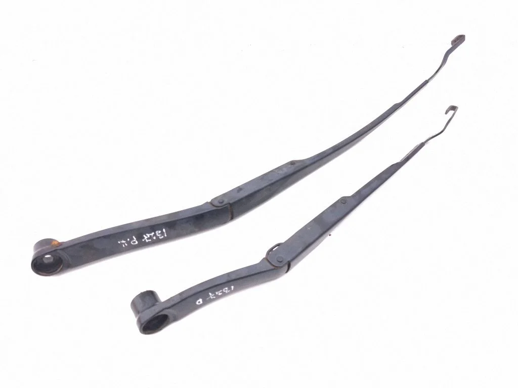 Front wiper blade arm