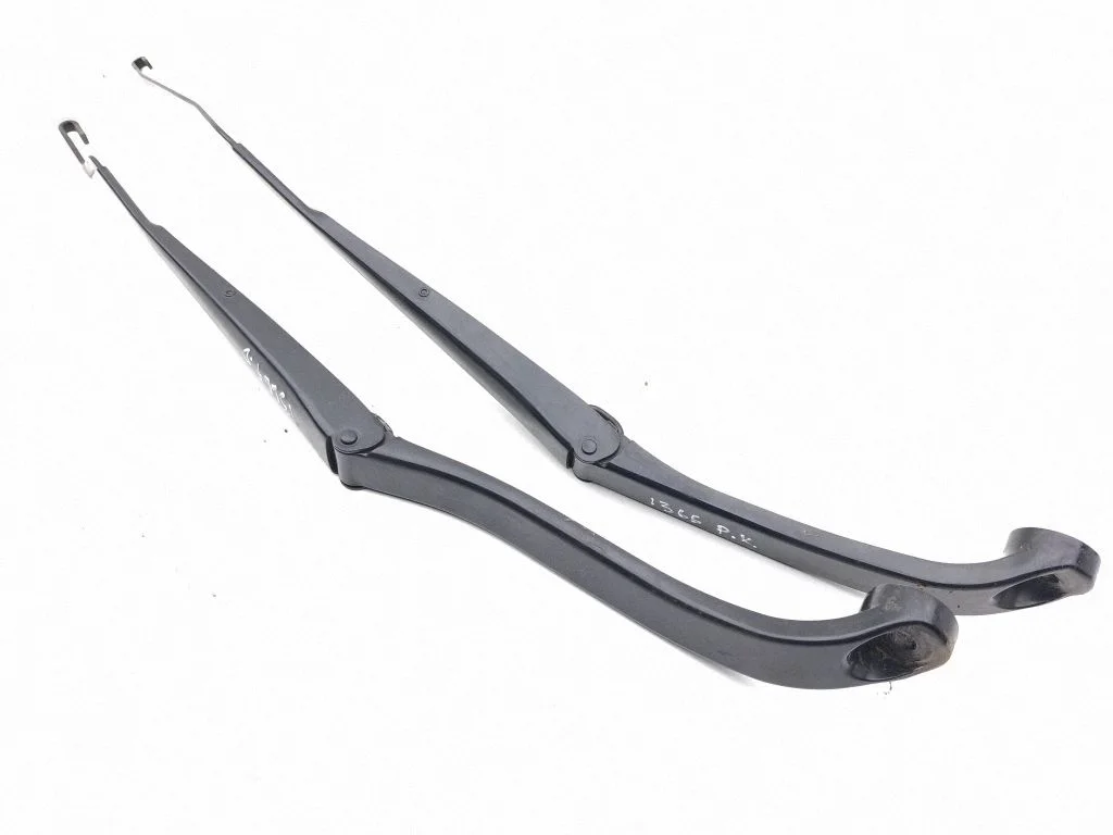 Front wiper blade arm