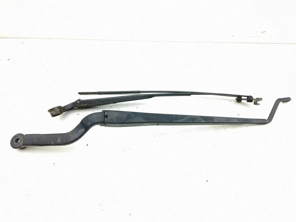 Front wiper blade arm