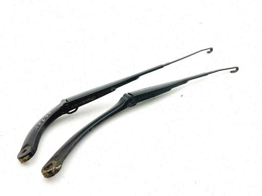 Front wiper blade arm