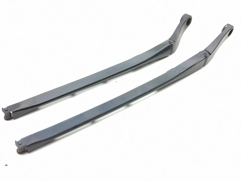 Front wiper blade arm