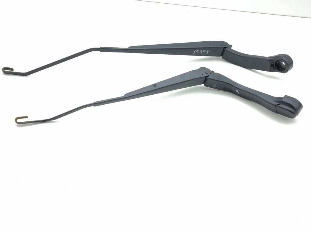 Front wiper blade arm