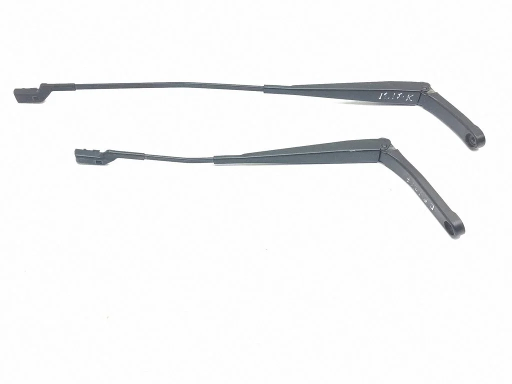 Front wiper blade arm