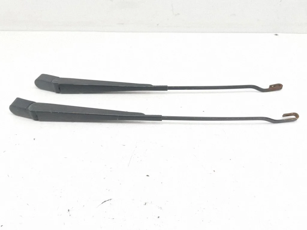 Front wiper blade arm