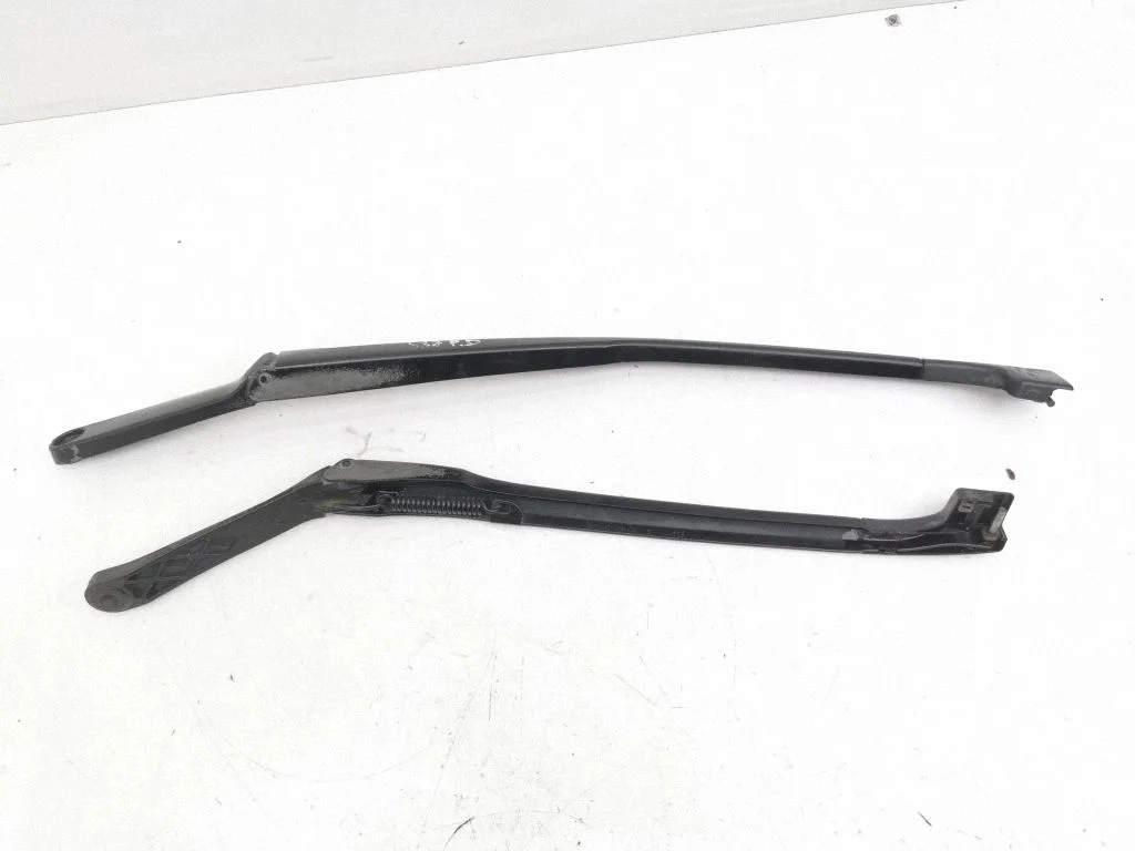 Front wiper blade arm