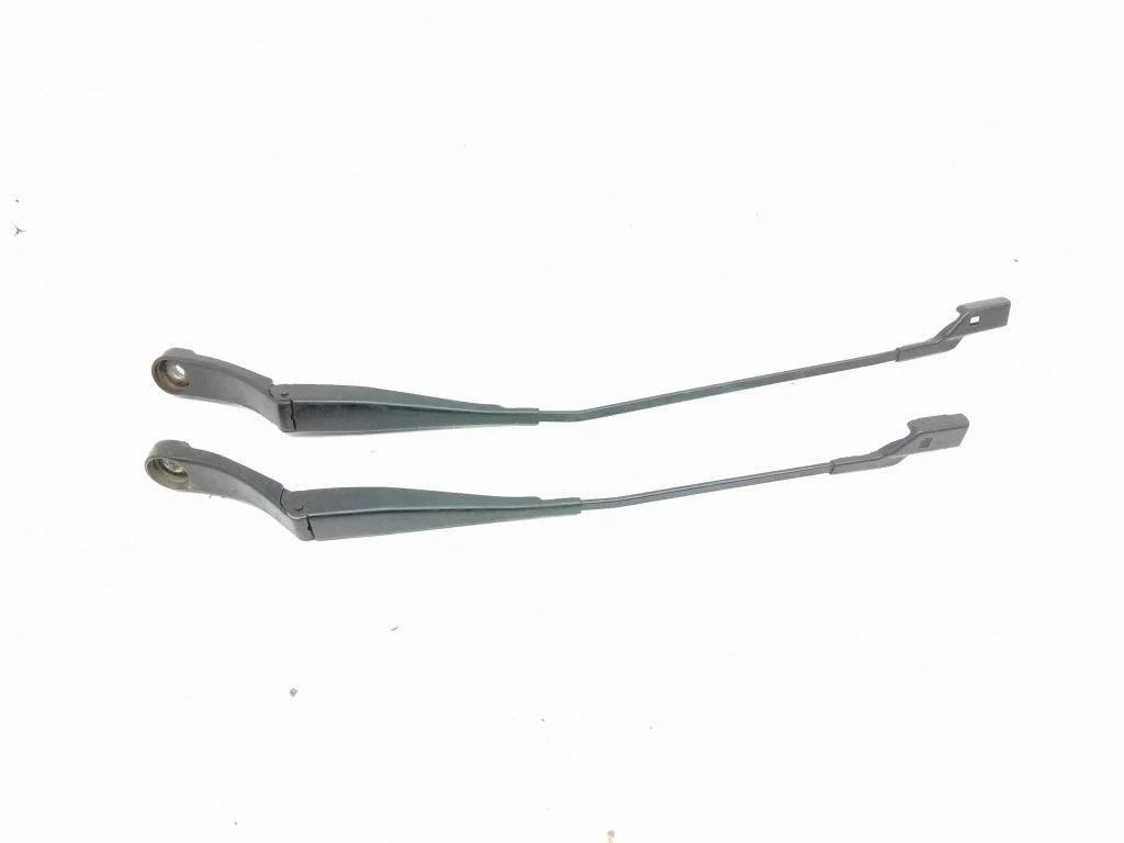 Front wiper blade arm