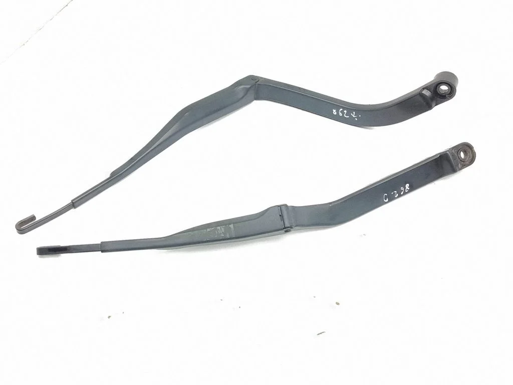 Front wiper blade arm