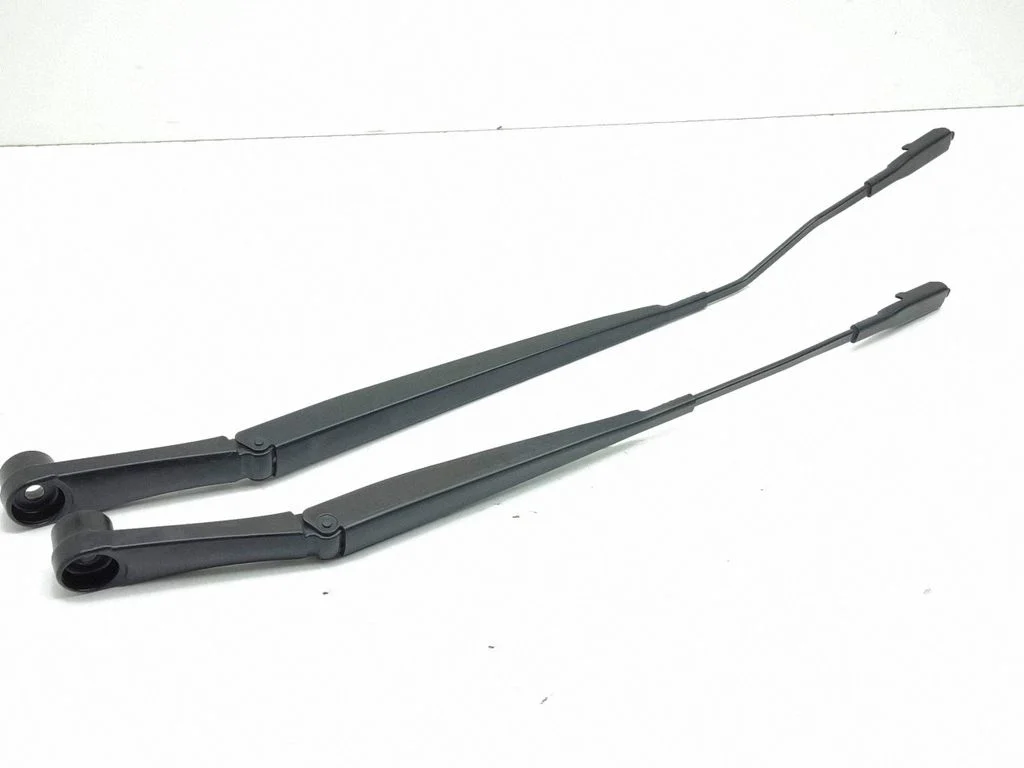 Front wiper blade arm