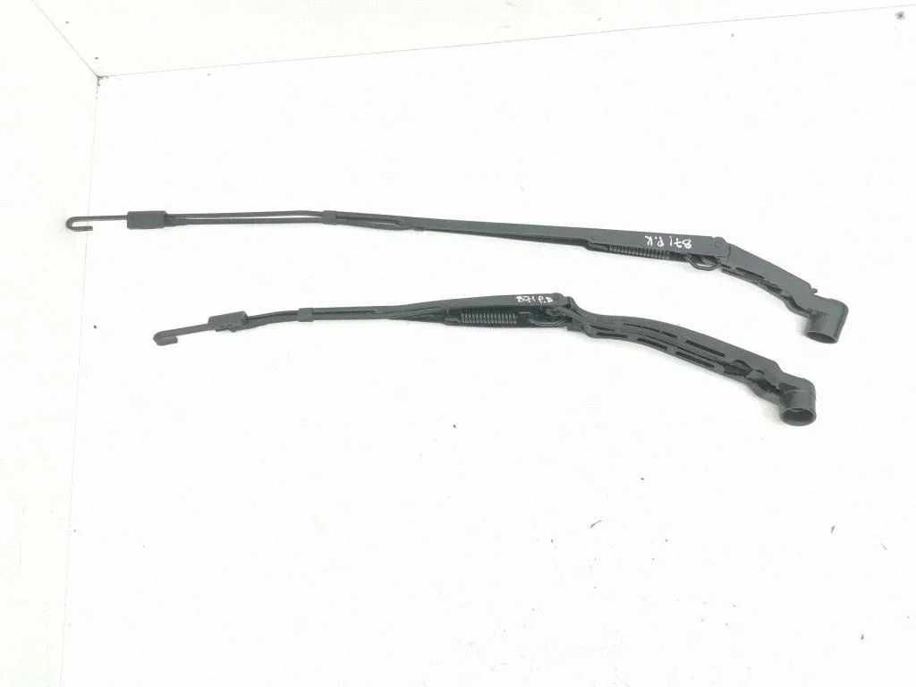 Front wiper blade arm