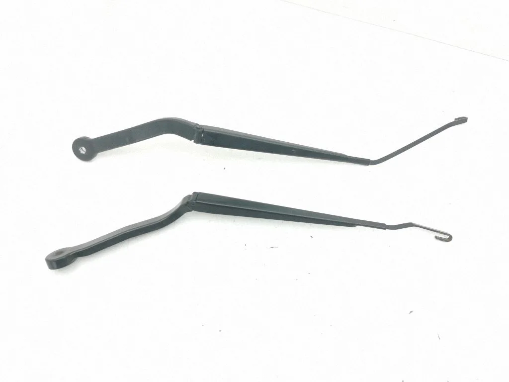 Front wiper blade arm