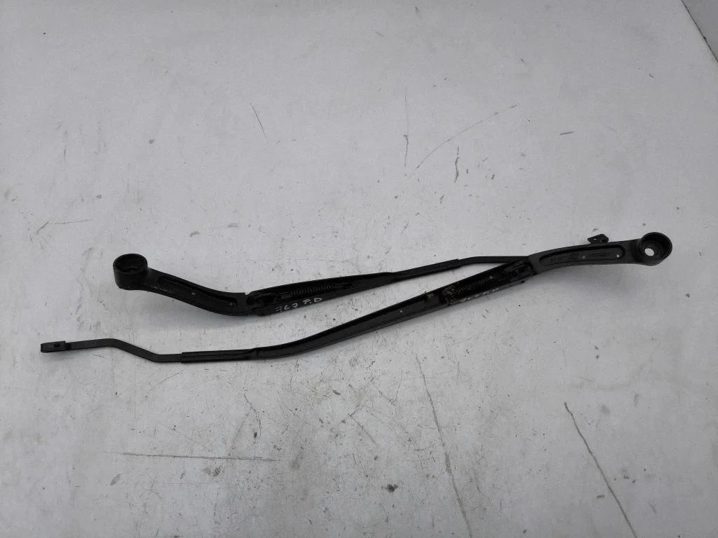Front wiper blade arm