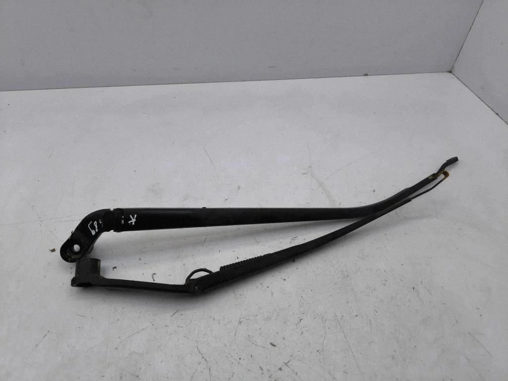 Front wiper blade arm