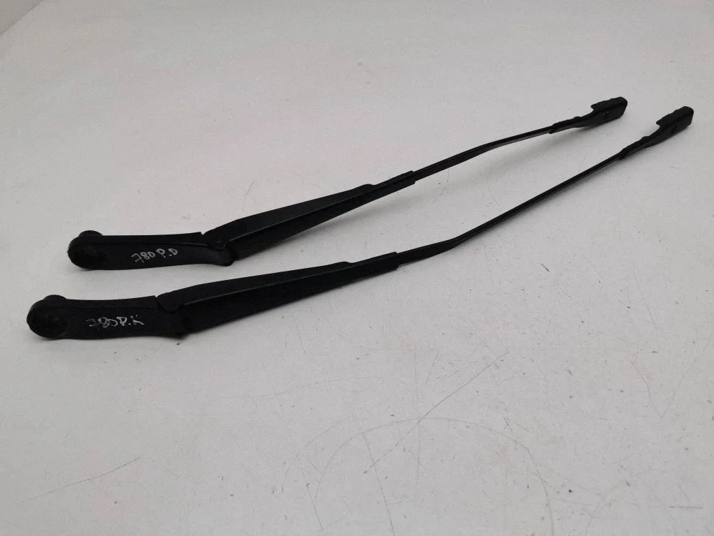 Front wiper blade arm 81C955408