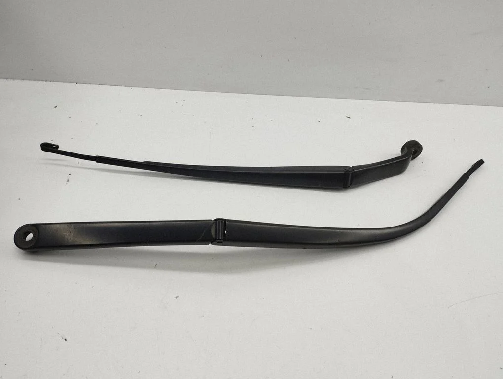 Front wiper blade arm