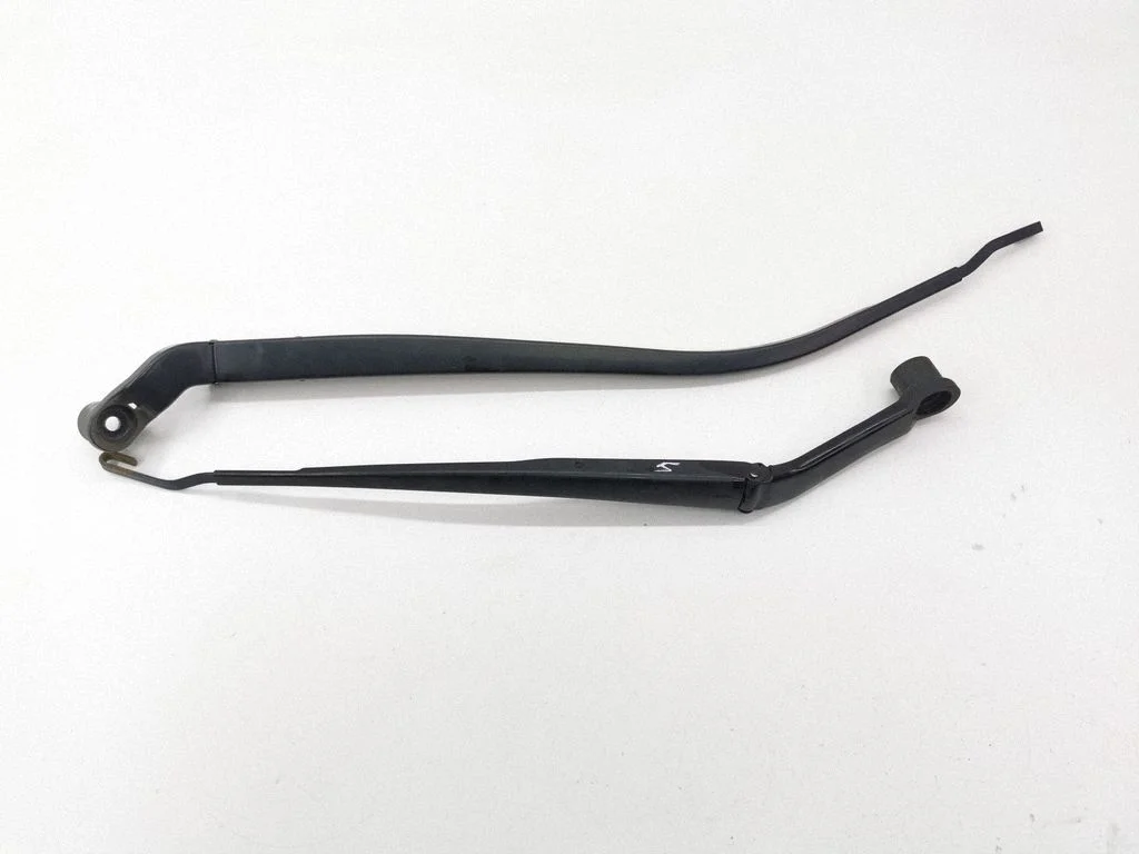 Front wiper blade arm