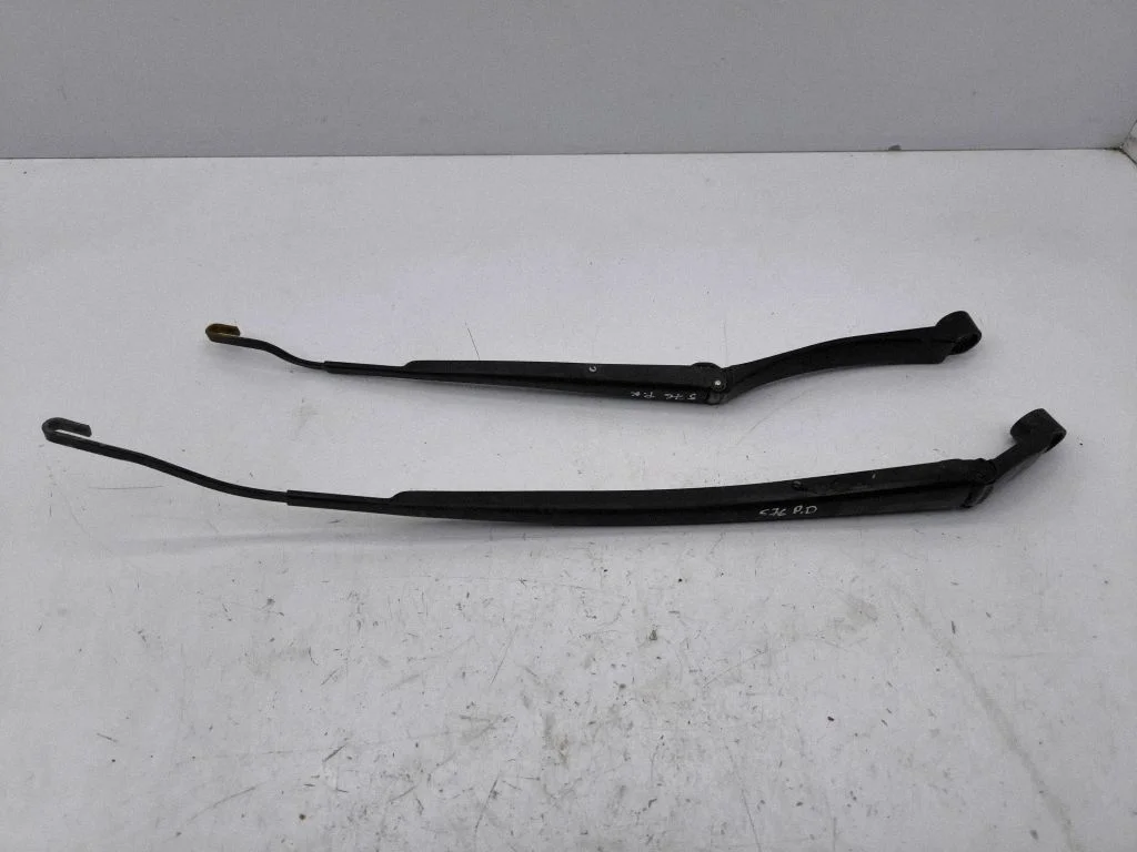 Front wiper blade arm