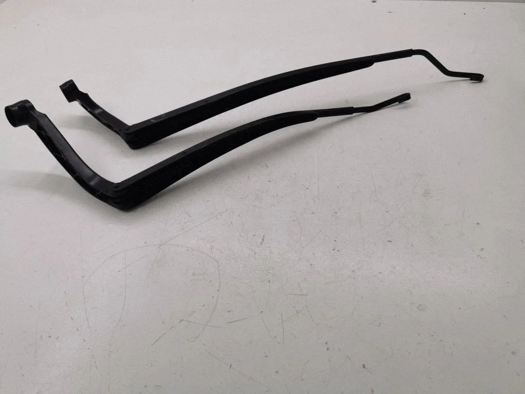 Front wiper blade arm