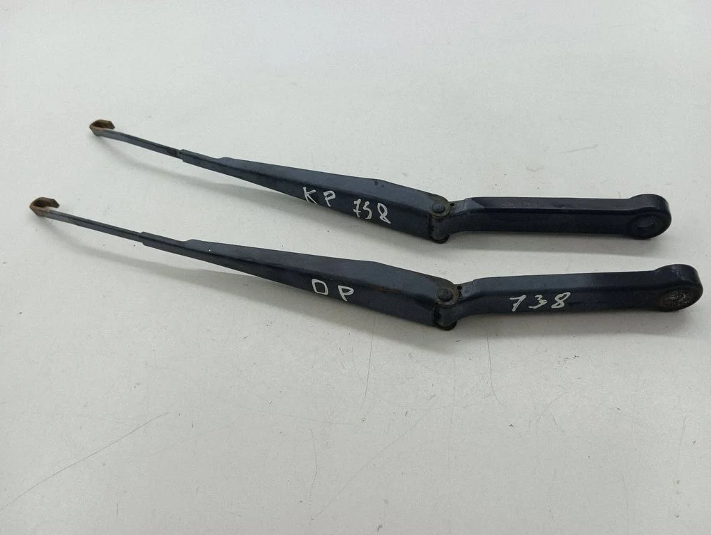 Front wiper blade arm